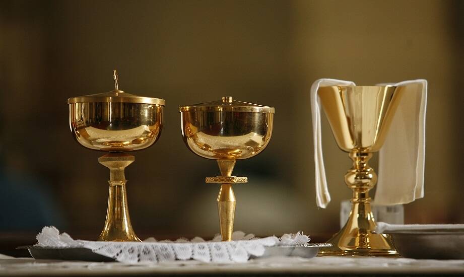 Różnorodność dewocjonaliów: jak dostosować wybór do potrzeb wspólnoty religijnej?