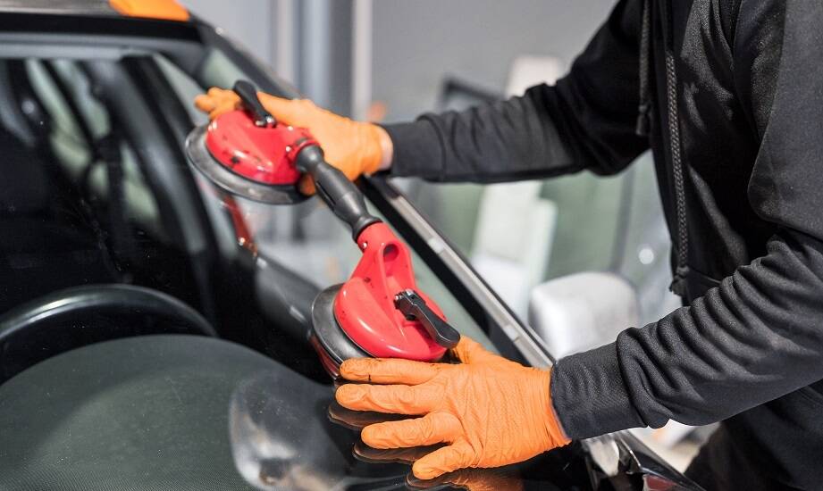 Jakie są kluczowe etapy procesu wymiany szyby przedniej w nowoczesnym pojeździe?