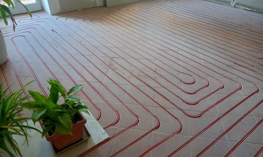 Jak frezowane ogrzewanie podłogowe zapewnia komfort cieplny w mieszkaniach?