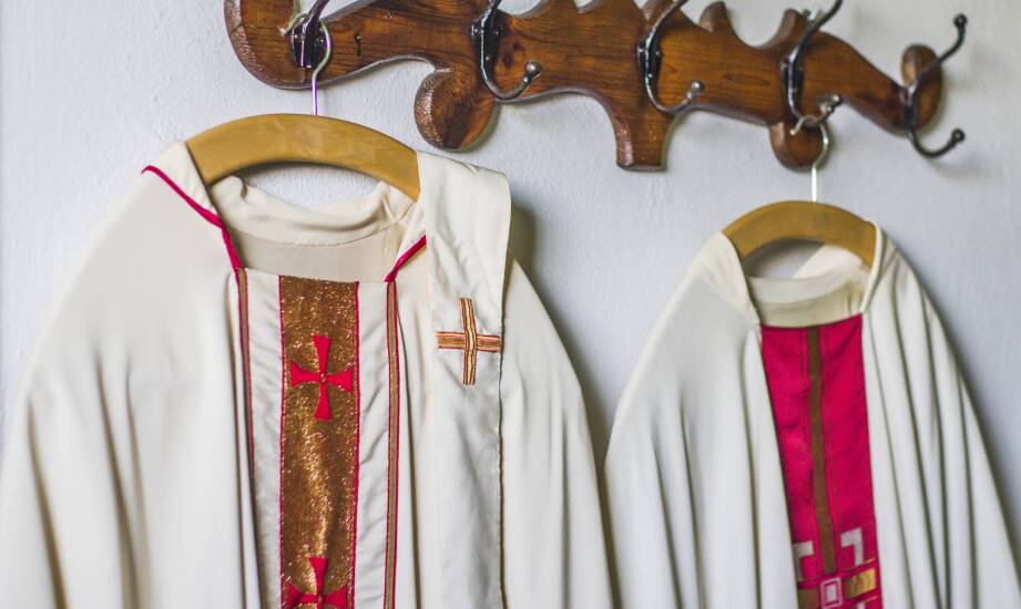 The impact of the liturgical season on the choice of chasuble colors
