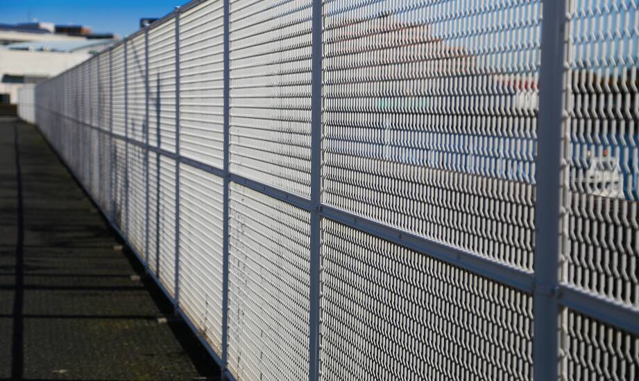 Einfluss zusätzlicher Dienstleistungen auf die Kosten von Zäunen aus Polen