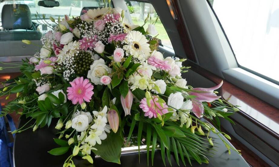 Wybór oprawy kwiatowej na ceremonię kremacyjną