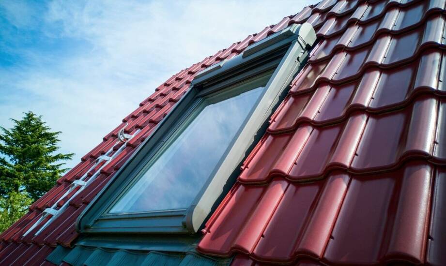 Jak regulacja okien dachowych wpływa na ich szczelność?