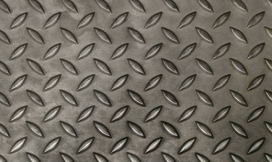 Odporność mechaniczna podłóg przemysłowych: jakie rozwiązania są najskuteczniejsze?