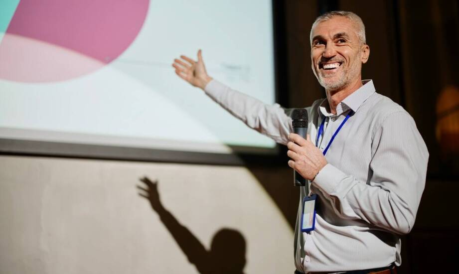 Jak praca przed kamerą rozwija umiejętności prezentacyjne?