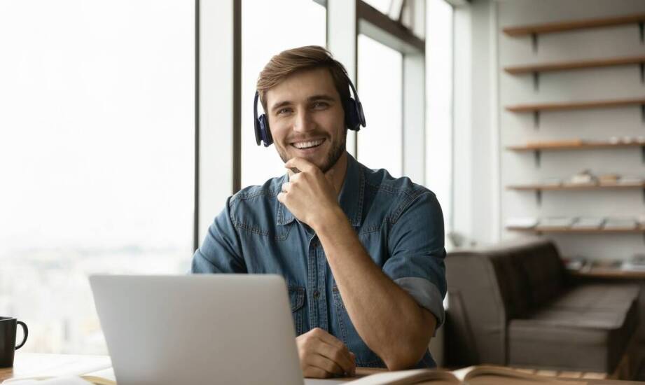 Tłumacz ustny hiszpański: jakie narzędzia wspierają jego pracę?