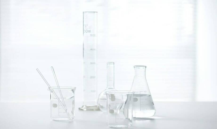 Jakie są główne zalety stosowania szkła kwarcowego w aparaturze pomiarowej?