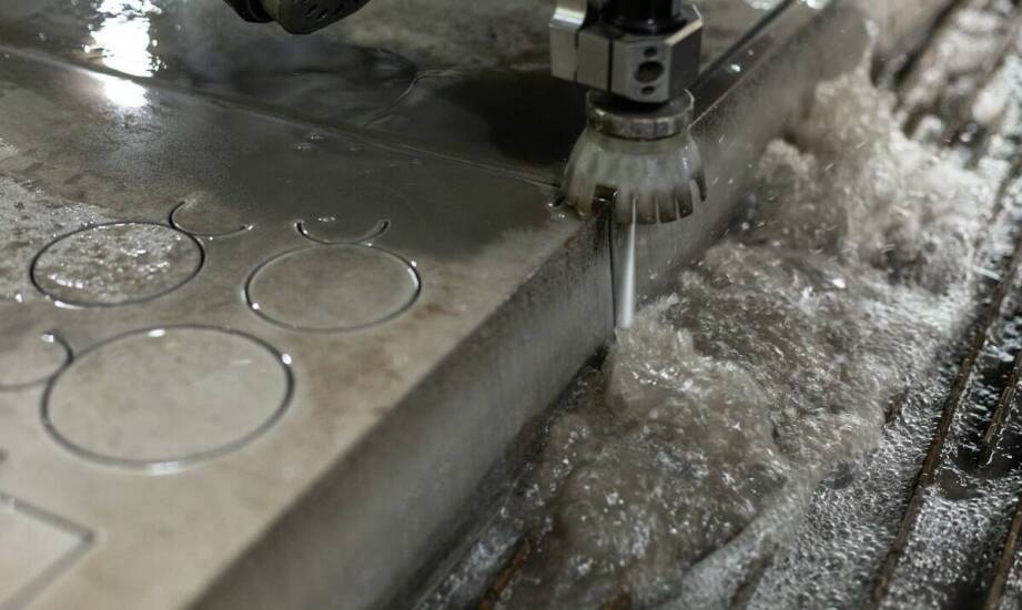 Jakie korzyści przynosi cięcie wodą w kontekście prototypowania płytek?