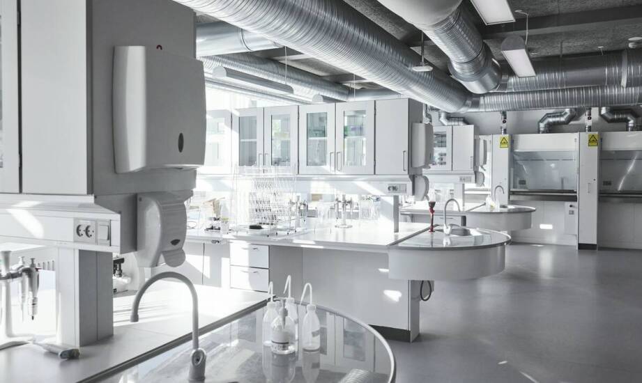 Bezpieczeństwo pracy z niebezpiecznymi odczynnikami laboratoryjnymi