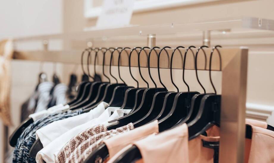 Najnowsze wzory i kolory wśród sukienek mini – co warto mieć w szafie?