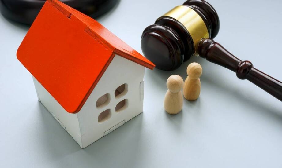 Egzekucja z ruchomości a egzekucja z nieruchomości – kluczowe różnice