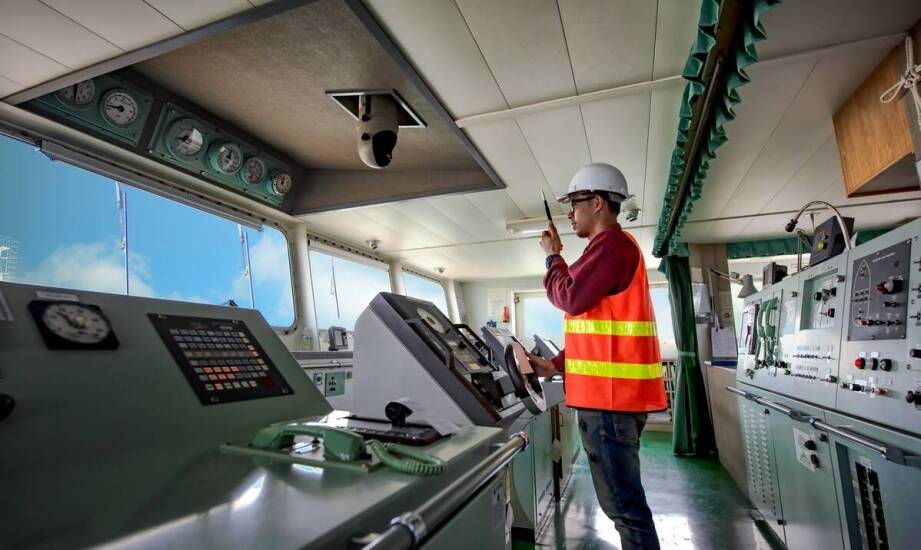 Serwisowanie systemów VHF: Kluczowe praktyki i ich znaczenie dla żeglugi