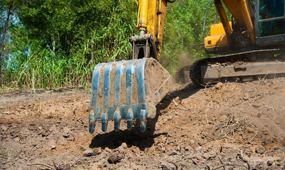 Łyżki do koparek: Jakie są najważniejsze cechy wpływające na ich trwałość?