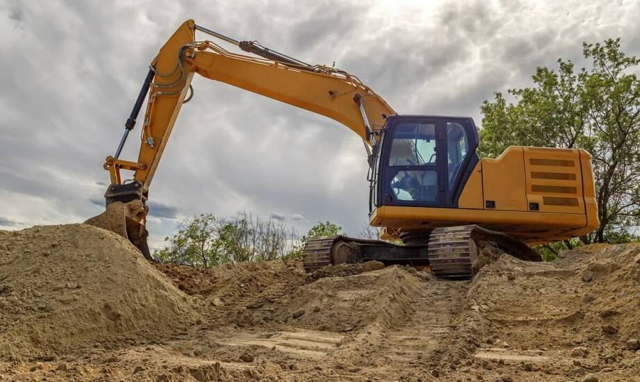 Jak wynajem koparki może pomóc w ograniczeniu kosztów projektu?
