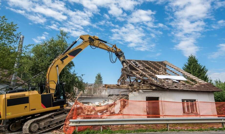 Wynajem koparki a elastyczność w realizacji skomplikowanych wyburzeń