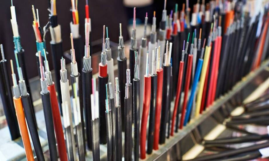 Jakie korzyści dla przedsiębiorstw niosą ze sobą światłowody wielomodowe?