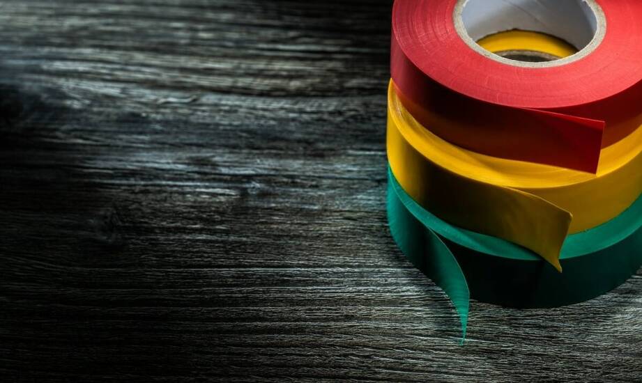 Różnice między papierową taśmą klejącą a innymi rodzajami taśm samoprzylepnych