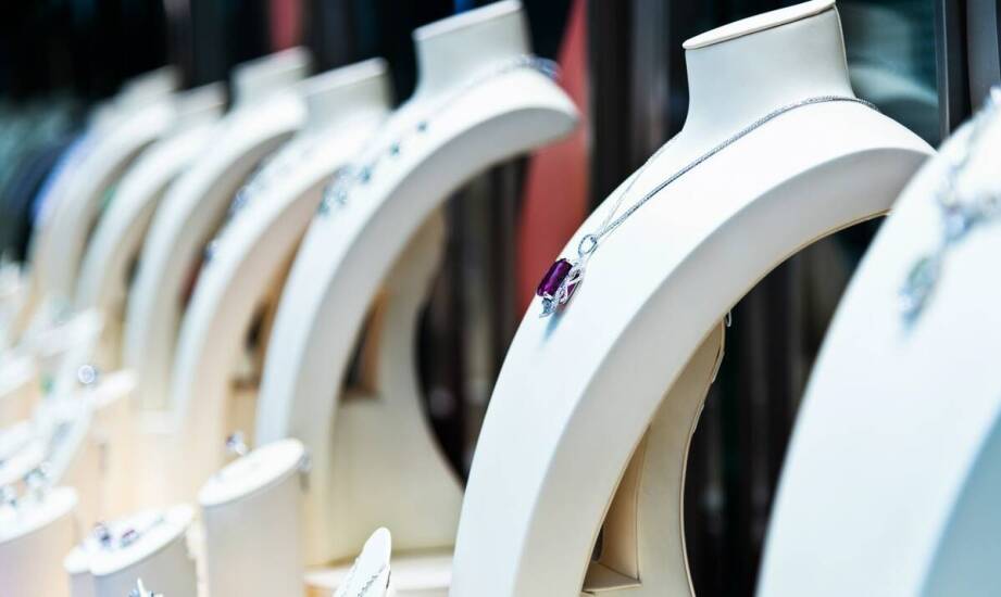 Uniwersalność małej czarnej sukienki – jak dopasować ją do każdej sytuacji?