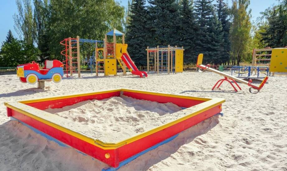 Jakie korzyści przynoszą zjeżdżalnie metalowe na placu zabaw dla rozwoju dzieci?