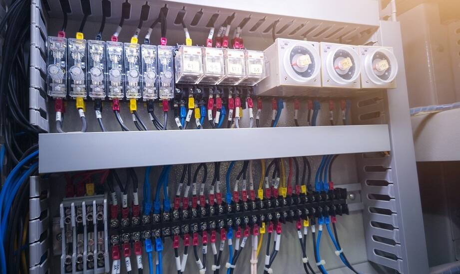 Dlaczego w niektórych układach zasilania warto zrezygnować z pełnej separacji elektrycznej na rzecz oszczędności?