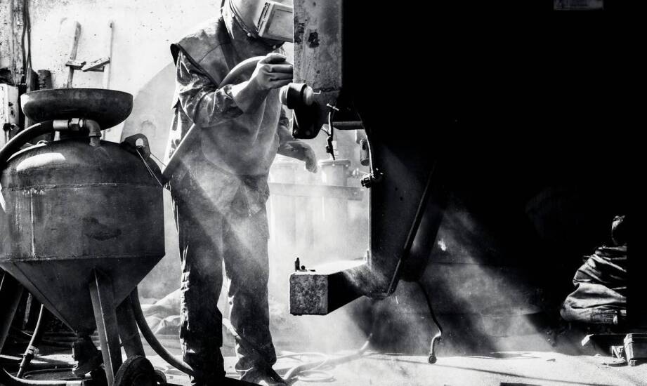 Rola piaskarek automatycznych w przygotowaniu powierzchni przed galwanizacją