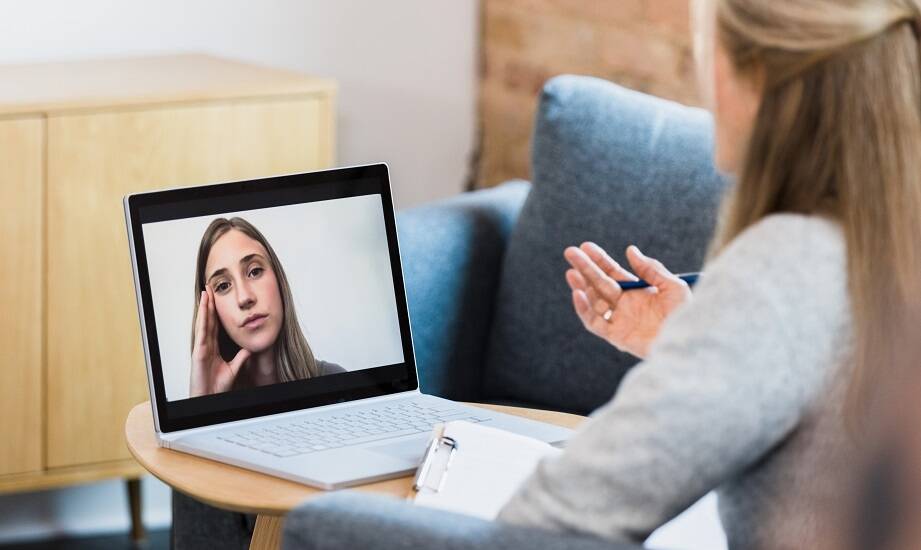 Jak psychoterapia online wspiera osoby pracujące zdalnie?
