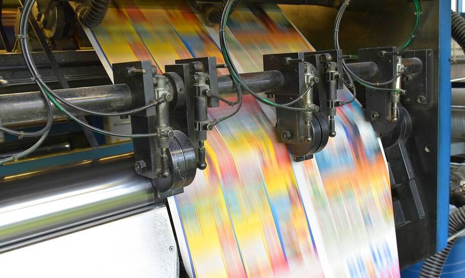 Jakie korzyści niesie za sobą współpraca z drukarnią cyfrową przy produkcji etykiet