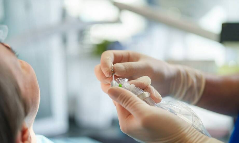 Jak HyaloFast wspiera proces gojenia po artroskopii barku?