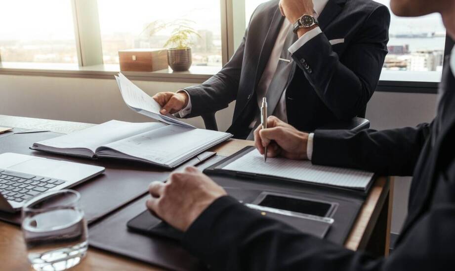 Wsparcie prawne w negocjacjach umów o pracę: co oferuje kancelaria?