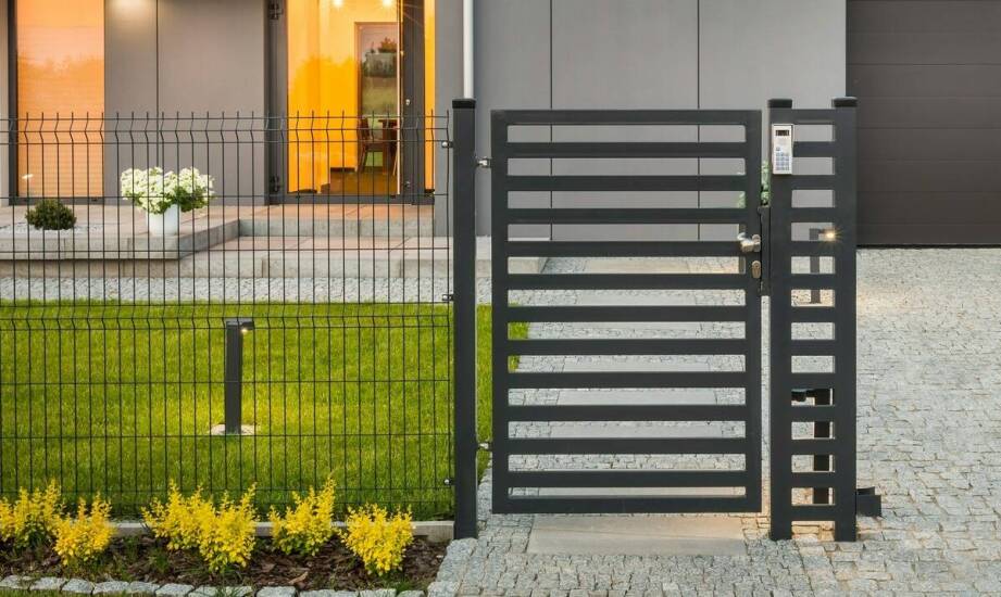 Wo bewähren sich Zäune aus Polen mit horizontalen Stäben?