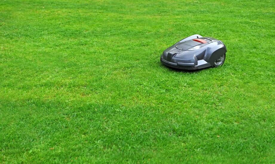 Jakie są korzyści z montażu robotów koszących przez specjalistów?