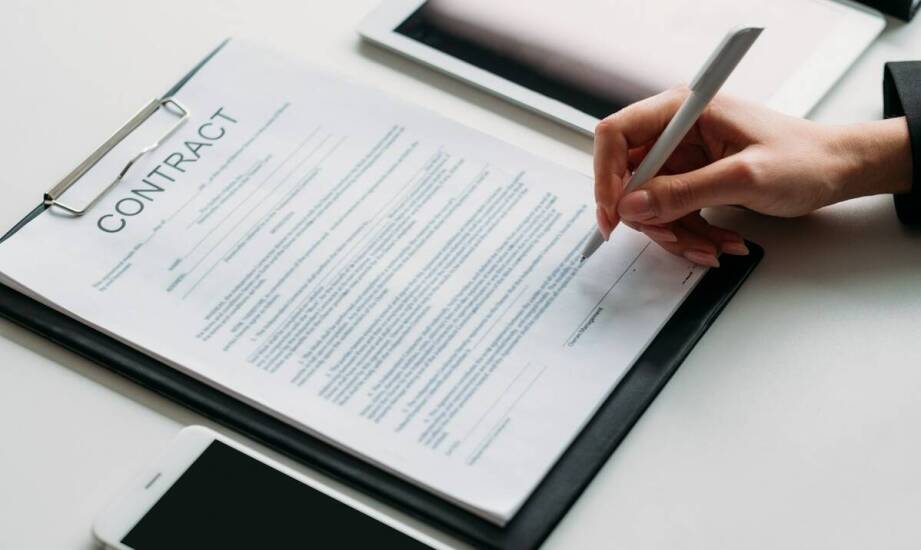 Jakie są kluczowe aspekty umowy przy wynajmie maszyn czyszczących?