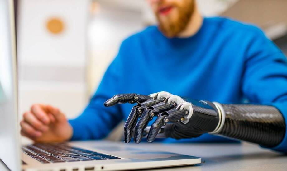 Jak bioniczne systemy sterowania poprawiają precyzję ruchów w protezach mioelektrycznych?