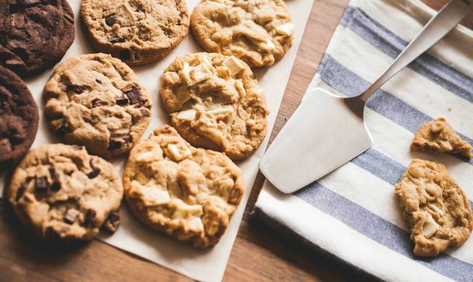 Jakie akcesoria cukiernicze ułatwiają pracę z czekoladą?