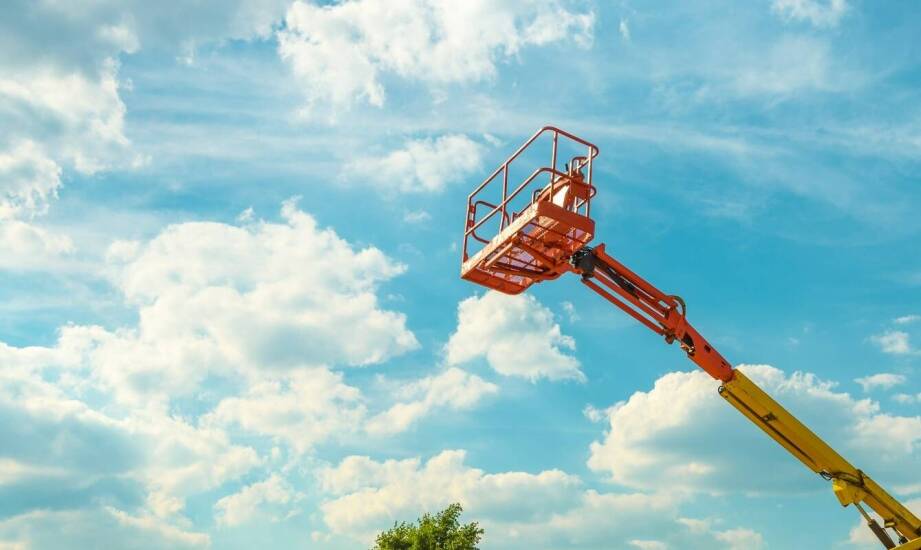 Różnorodność podnośników koszowych dostępnych do wynajmu - co warto wiedzieć?