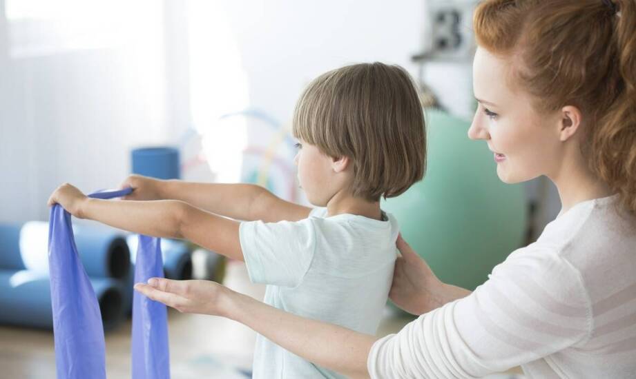 Jakie są wyzwania i rozwiązania w organizacji rehabilitacji domowej dla dzieci?