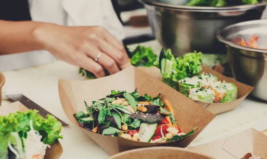 Jak opakowania cateringowe mogą wspierać ekologiczne inicjatywy w gastronomii?