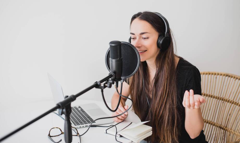 Wybór lektora książek – kluczowe cechy idealnego głosu do narracji