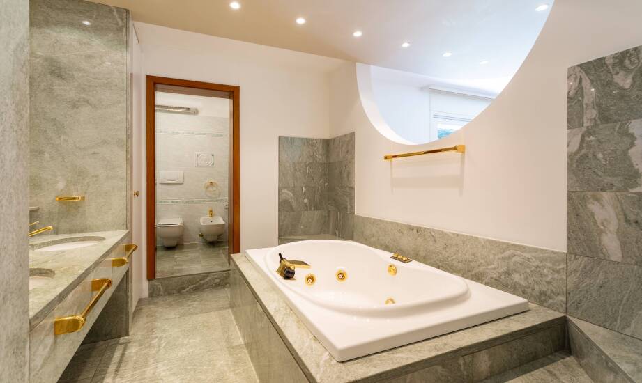 Efektowne połączenia kolorystyczne z użyciem złotej baterii wannowej