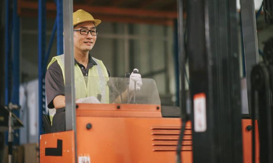 Elastyczność i wygoda kursów na wózki jezdniowe: stacjonarnie czy online?