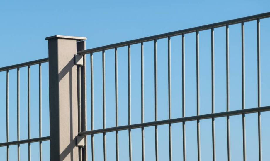 Wie werden Zaunpaneele aus Polen vor Korrosion geschützt?