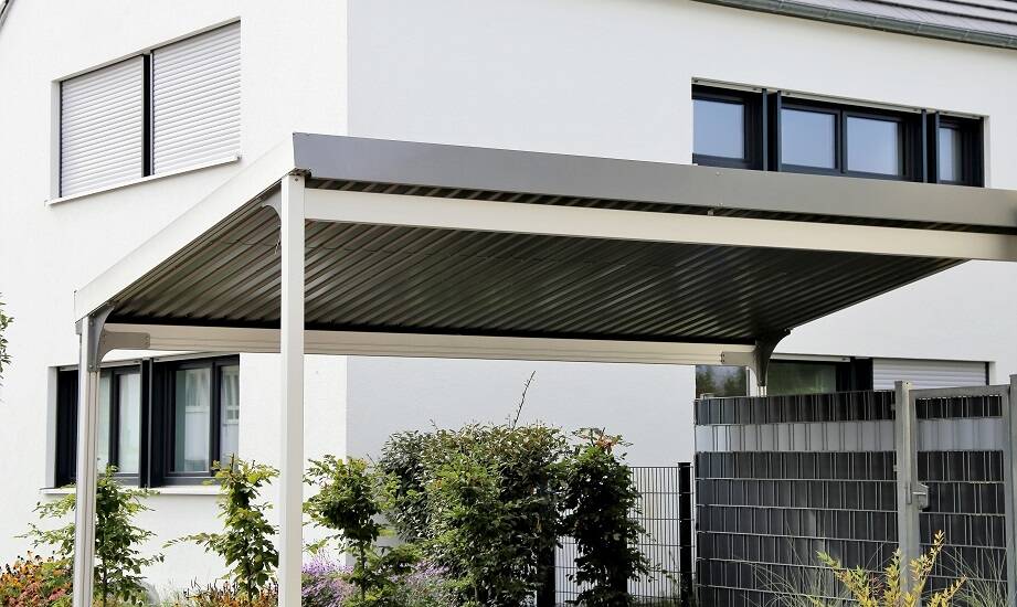 Metalowe wiaty garażowe jako inwestycja zwiększająca wartość nieruchomości