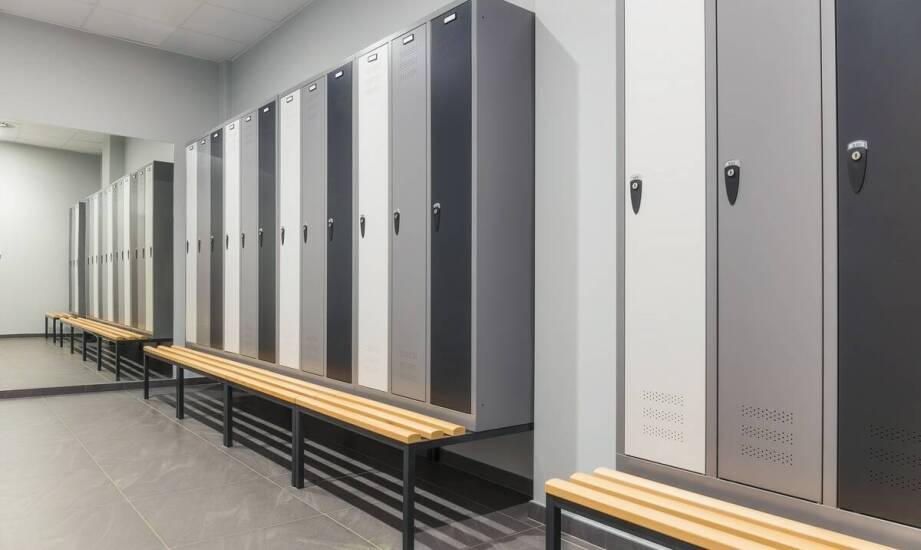 Eigenschaften moderner Fitnessmöbel: Welche Lösungen bieten Umkleideschränke mit Sitzbank?