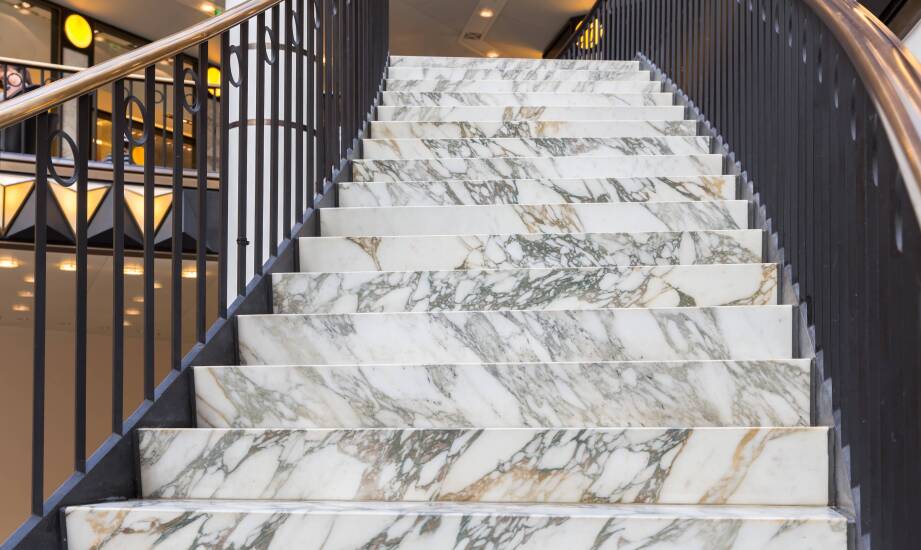 Zalety wyboru kwarcytu brazylijskiego na schody wewnętrzne i zewnętrzne