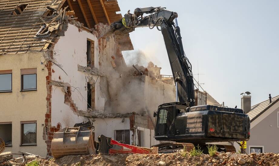 Wyburzenia a aspekty prawne: jakie są wymagania dotyczące zezwoleń i zgłoszeń?