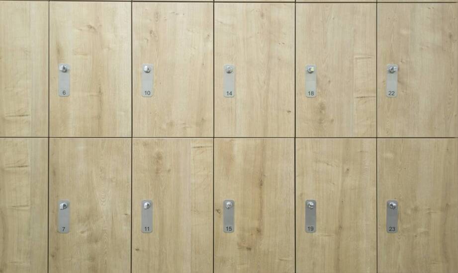 Umkleidekabinen in Sporteinrichtungen: Wie wählt man die idealen Möbel für intensive Nutzung?