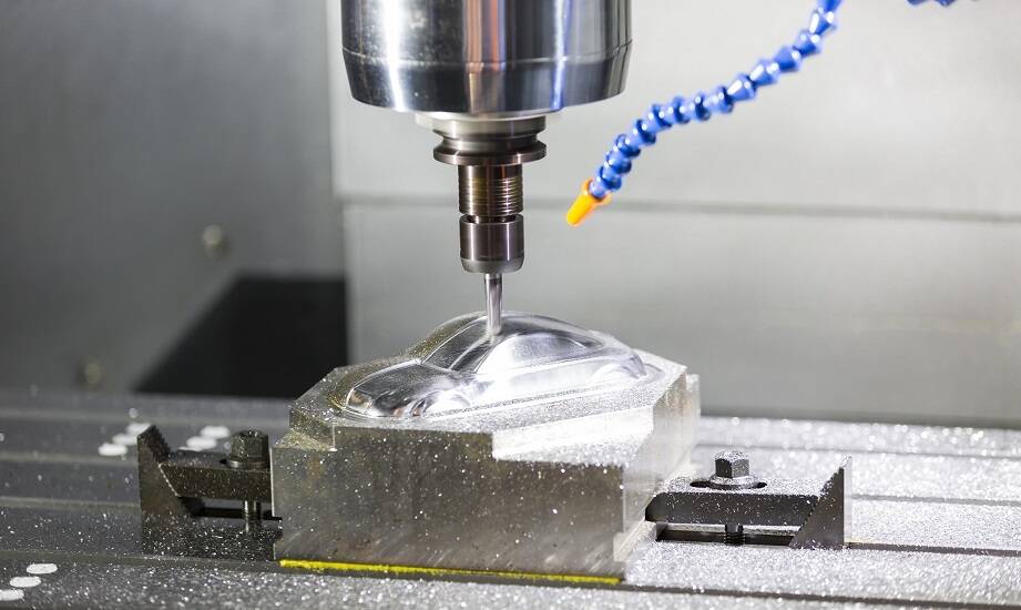 Jakie wyzwania stawia przed projektantami obróbka CNC metali?