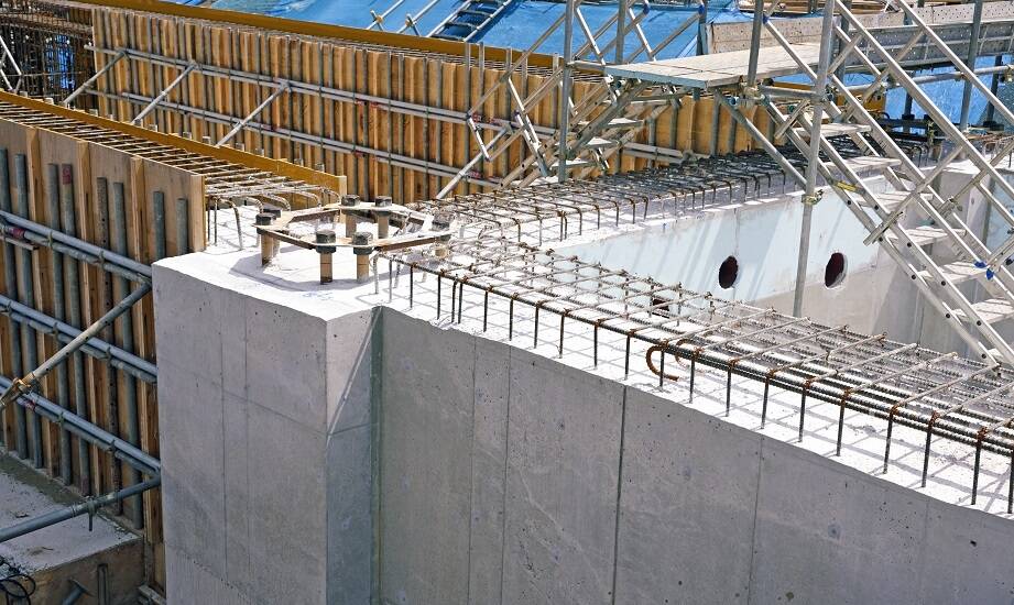 Jak wynajem płyt szalunkowych wpływa na koszty inwestycji?