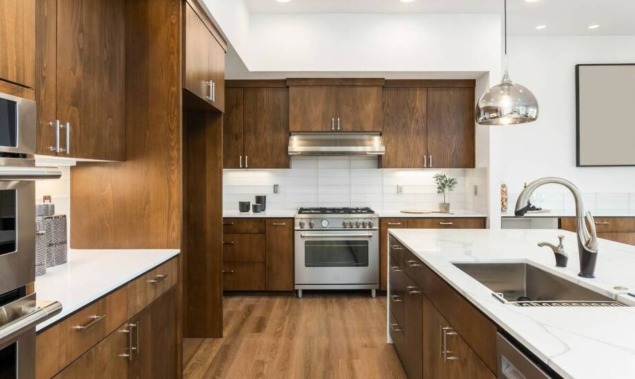 Küchenmöbel nach Maß: Welche Materialien für Langlebigkeit und Ästhetik wählen?