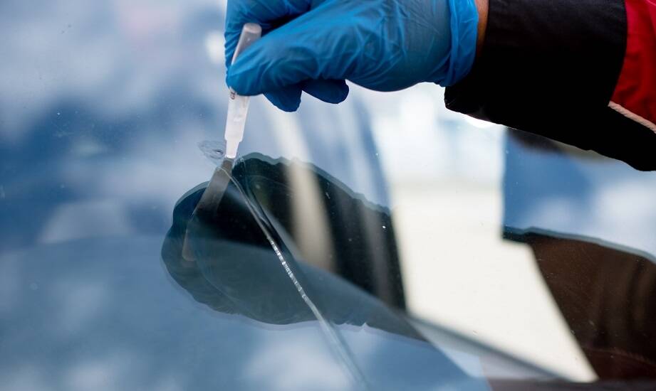 Dlaczego naprawa pękniętej szyby to klucz do zachowania wartości auta?